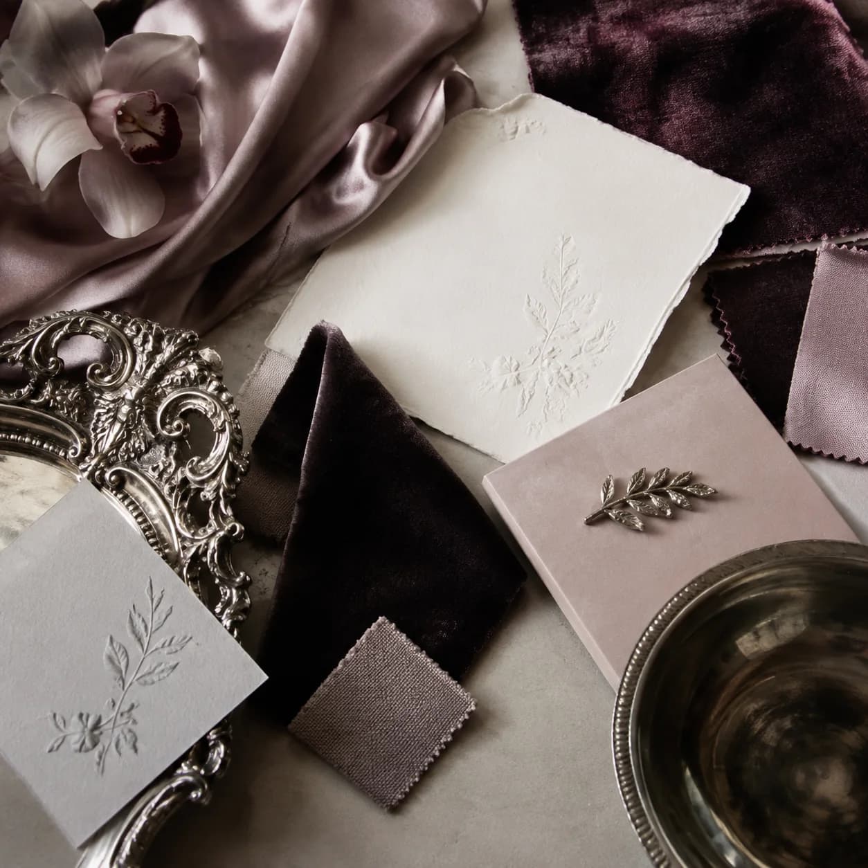 Inspiration générée par IA — échantillons de matières, univers romance